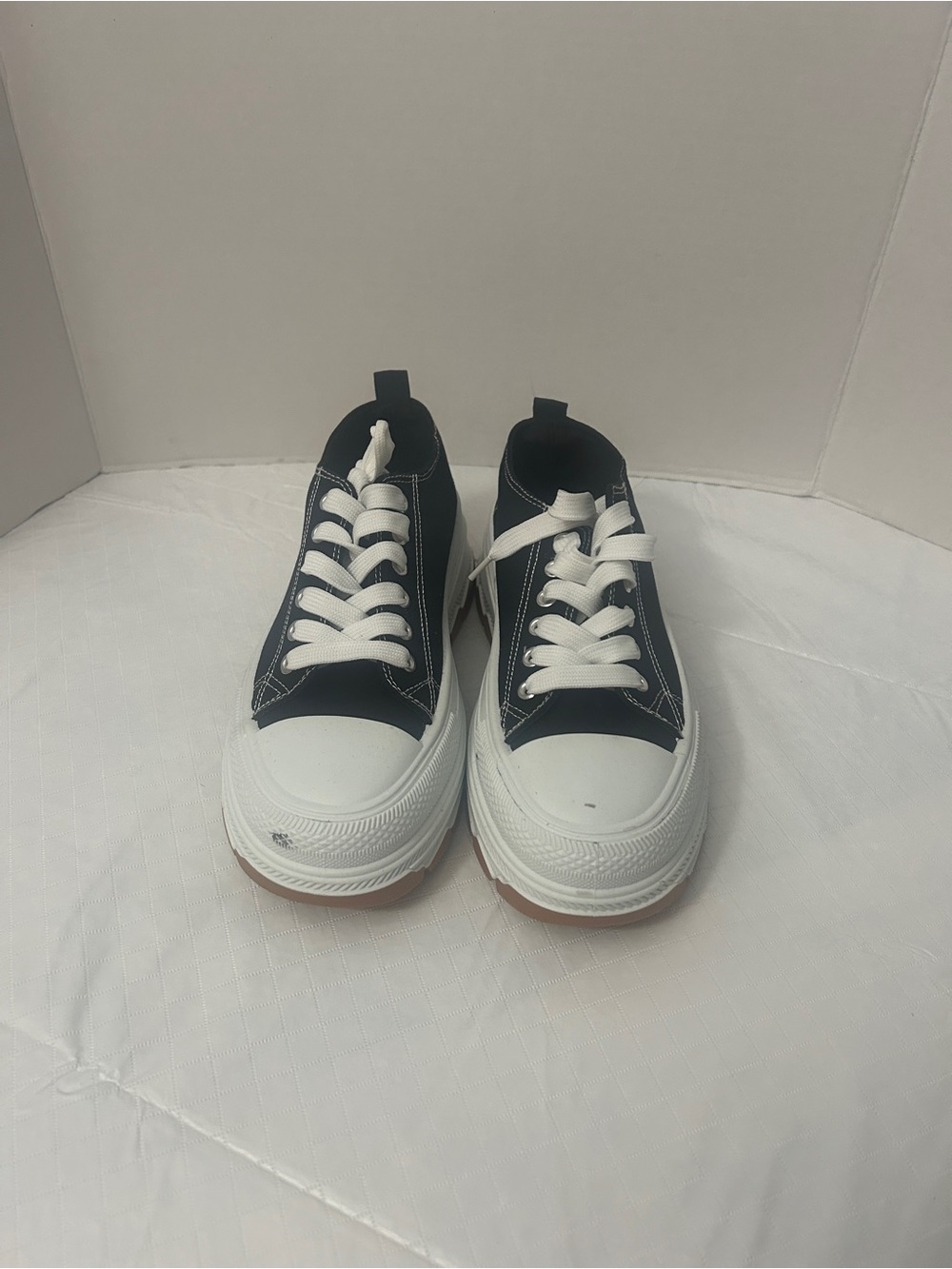 Taxi Women's Black White Low Top Canvas Sneakers Lace-Up Size 8 Fair - Picture 2 of 11